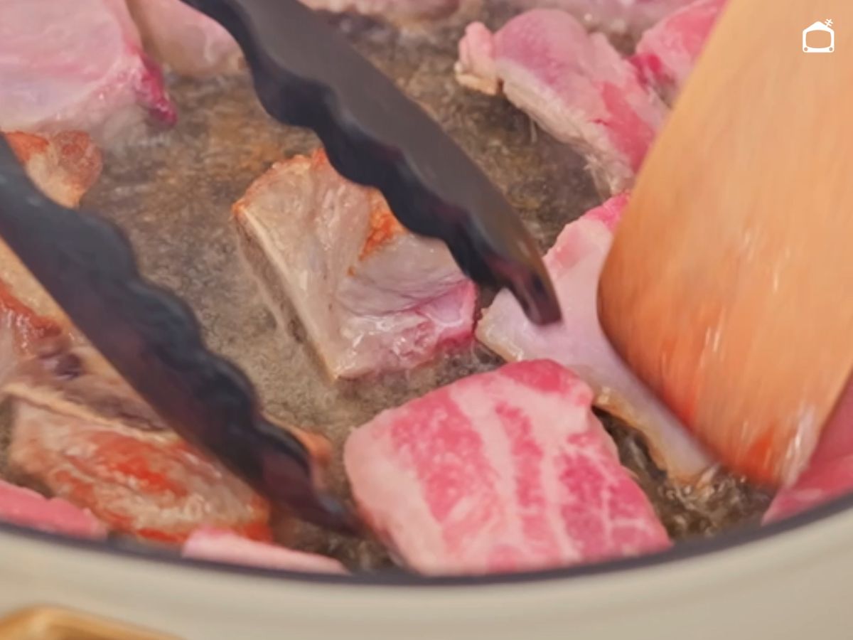 El primer dorado es clave para que la carne gane sabor y empiece a crear fondo en la cazuela.