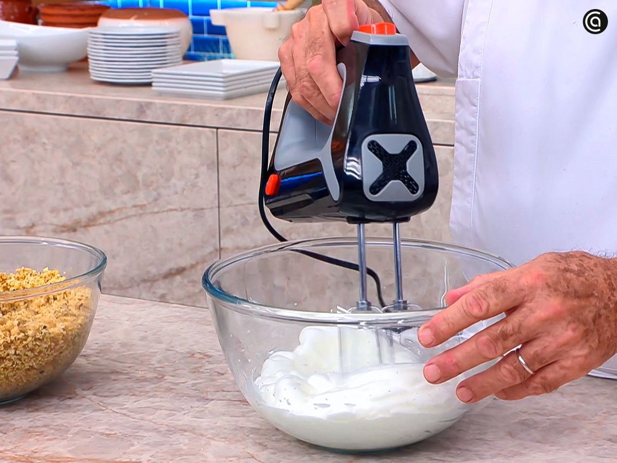 Montar las claras para el bizcocho de avellanas
