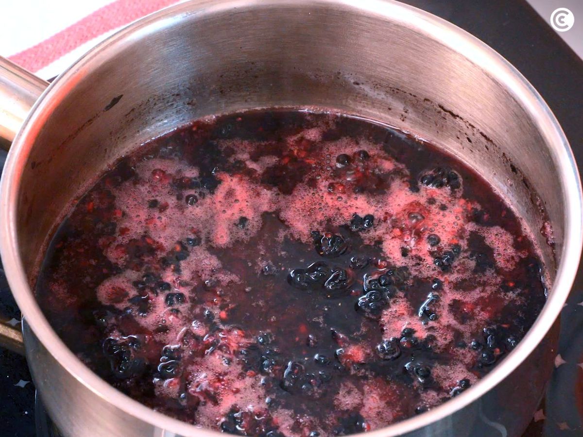 Cocinar la mermelada de moras