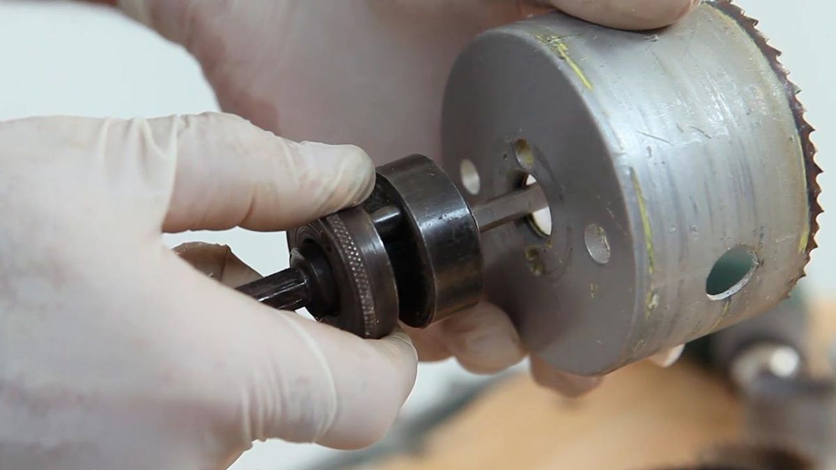 Como fijar una sierra de corona en el taladro paso 4