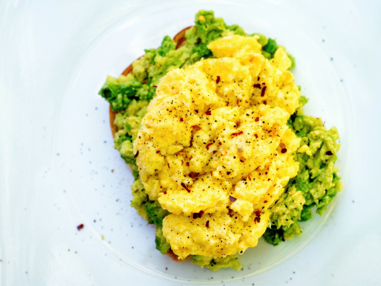 Huevos revueltos con aguacate, una idea completa para desayunar