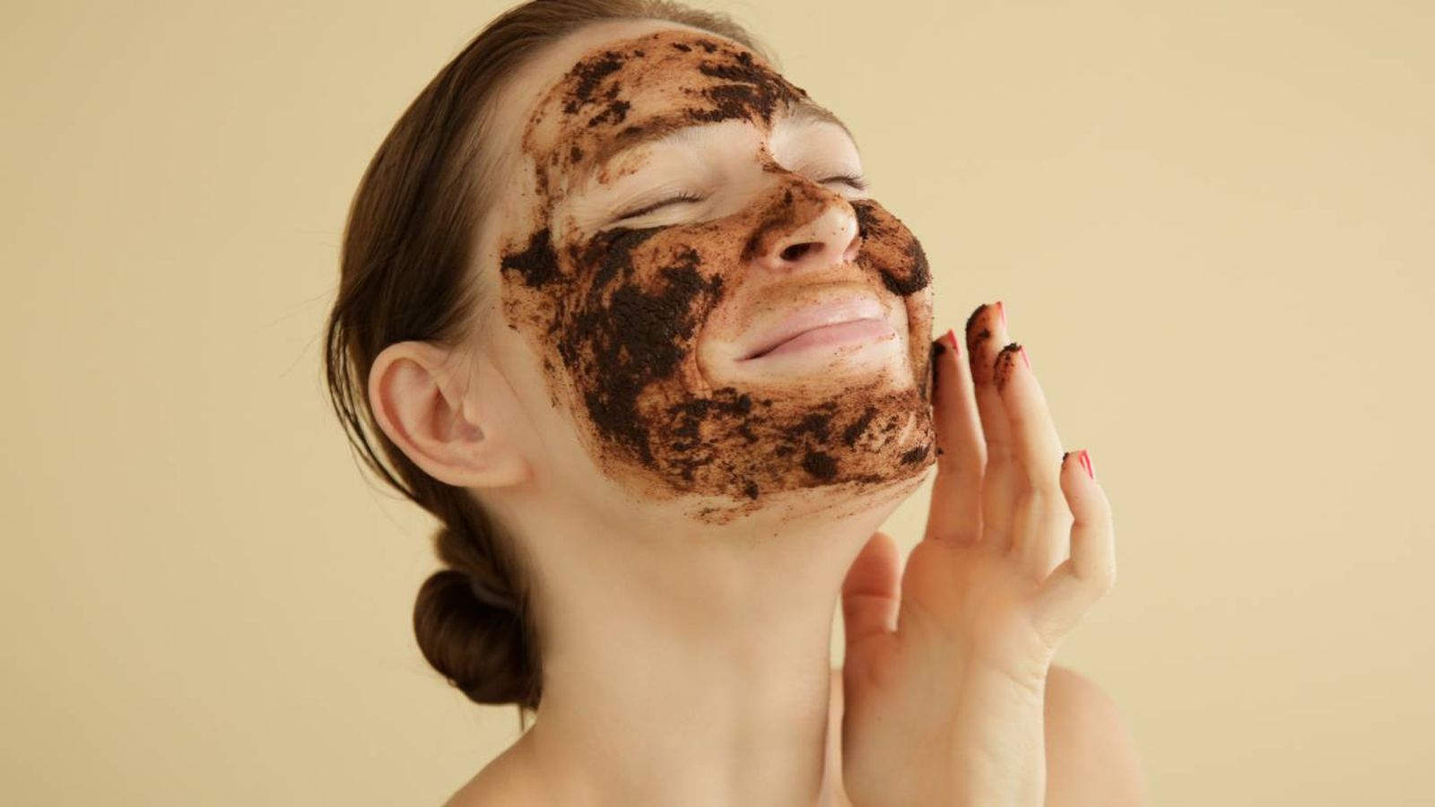 Mujer con un exfoliante facial natural. Mujer con un exfoliante facial natural.