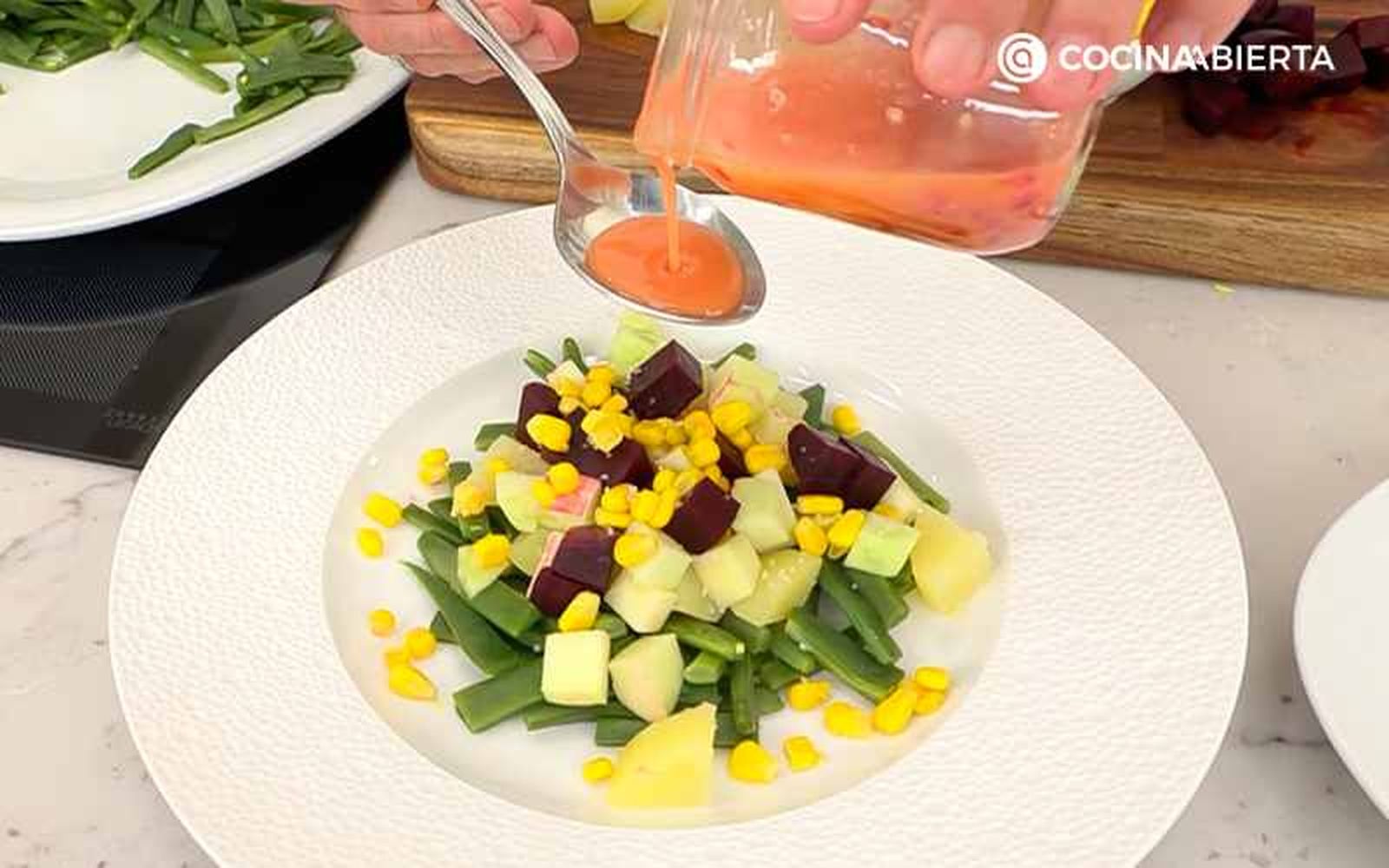 Sirve la ensalada y sazona con la vinagreta de frambuesas Sirve la ensalada y sazona con la vinagreta de frambuesas