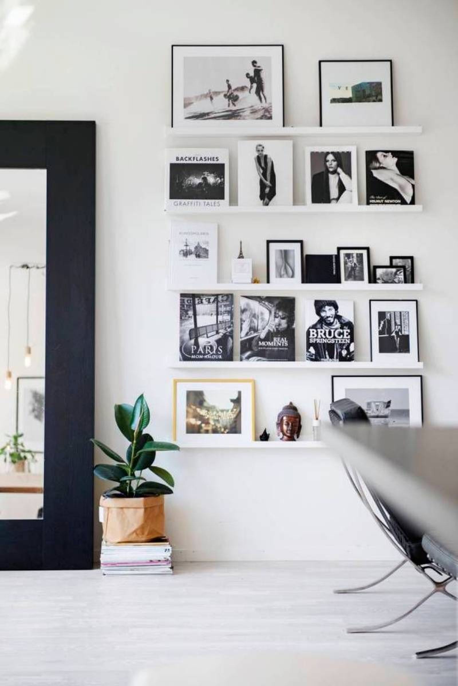 Dormitorio decorado con fotos en baldas. Dormitorio decorado con fotos en baldas.
