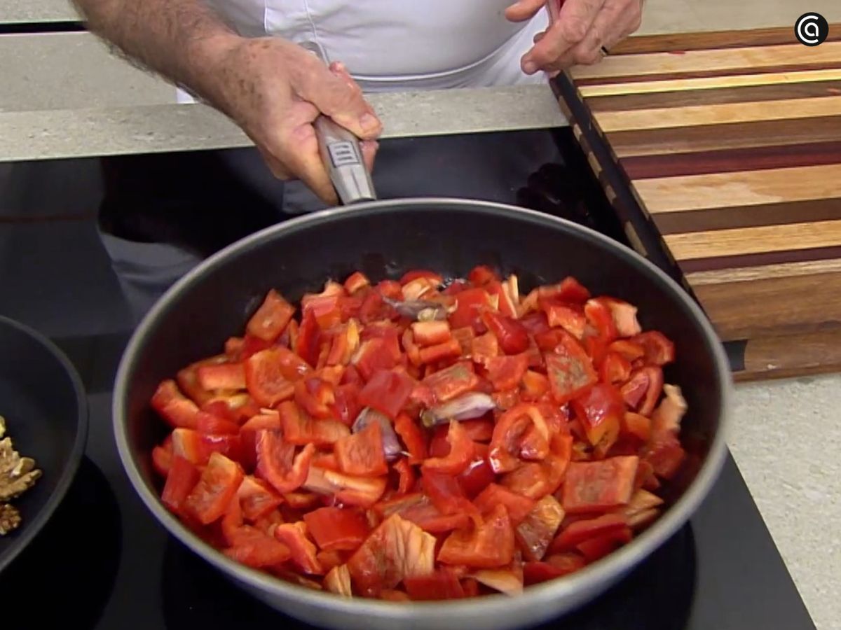 Cocinamos los pimientos y los ajos