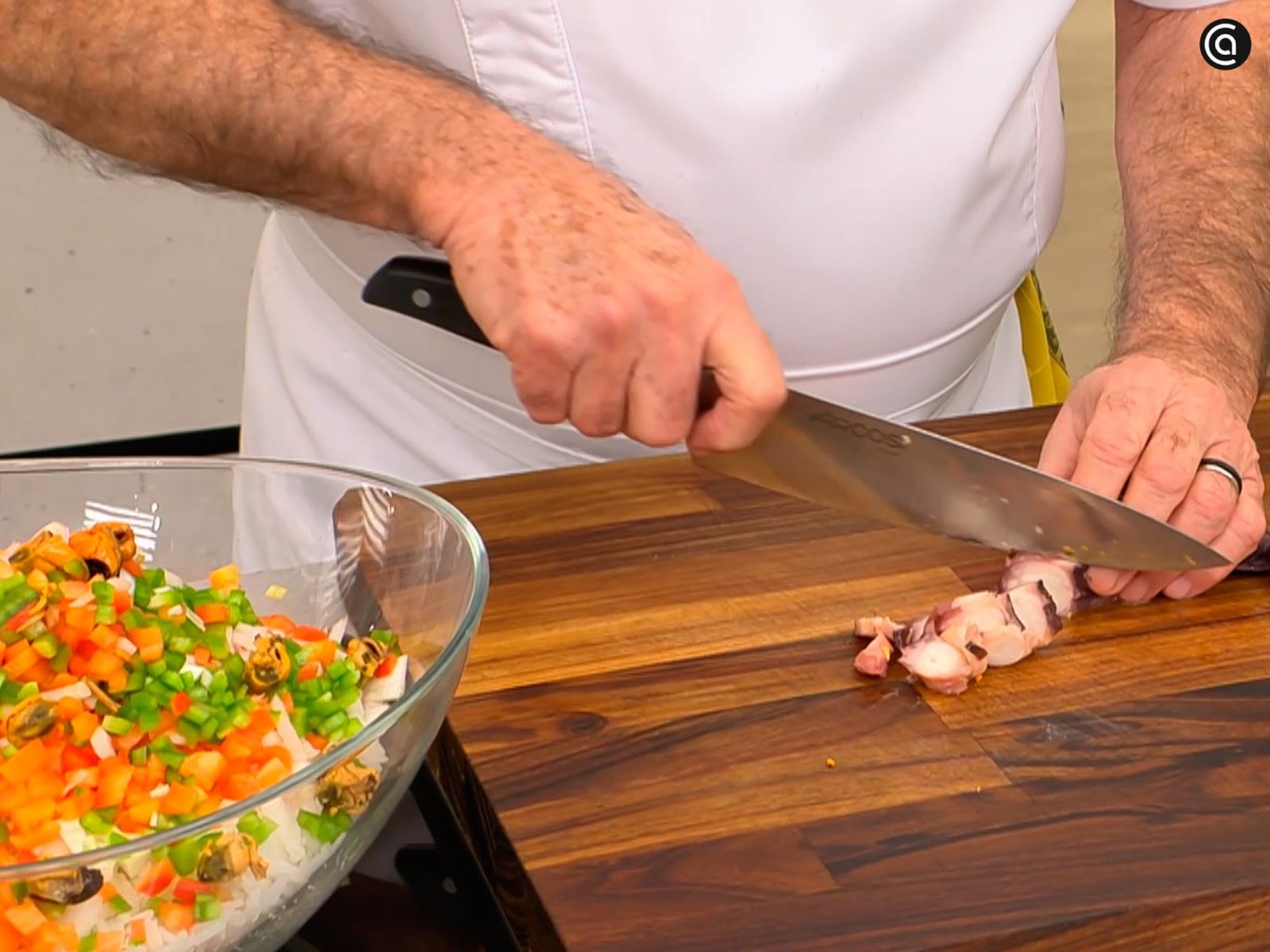 Agrega el pulpo y los mejillones troceados a la preparación