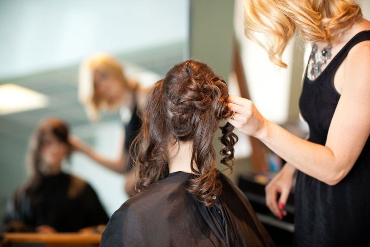 Puedes dar volumen en la parte alta con ayuda de un peine de púas