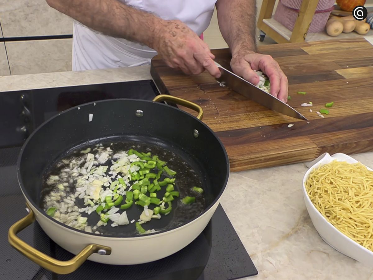 Pocha las verduras en la misma sartén donde has dorado la costilla