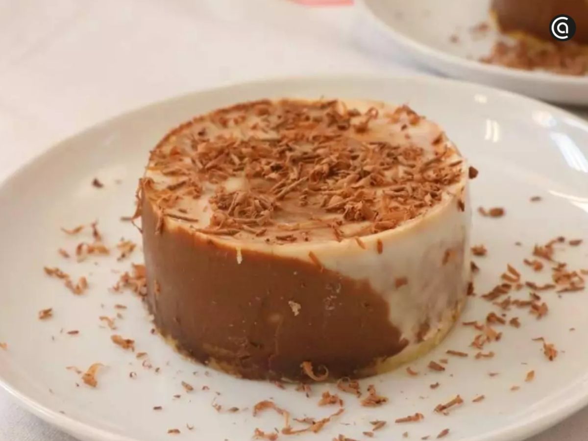 Tarta fría de café y yogur, suave y refrescante.