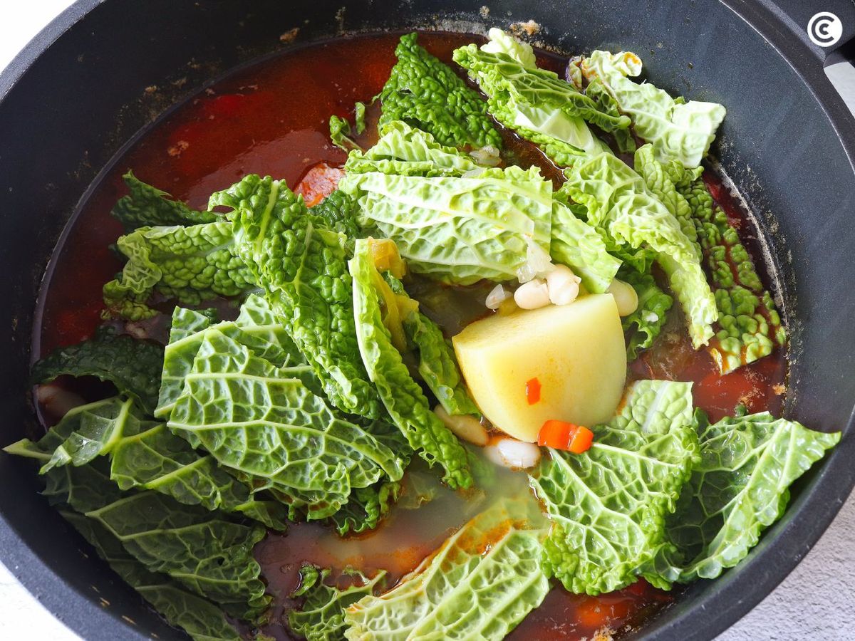 Agregar la berza y las patatas para el cocido montañés