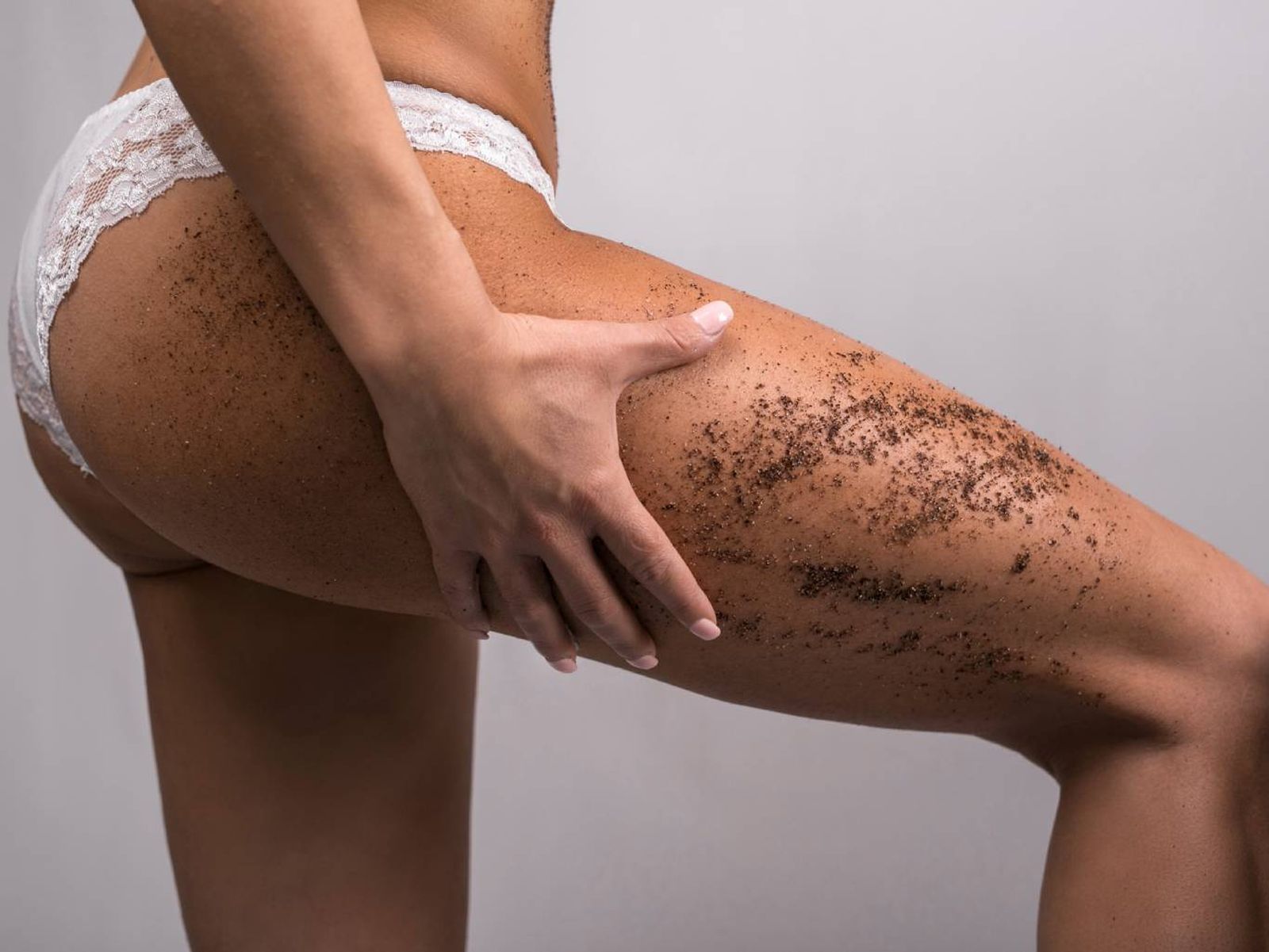 El exfoliante natural de café se utiliza para reducir la celulitis. El exfoliante natural de café se utiliza para reducir la celulitis.