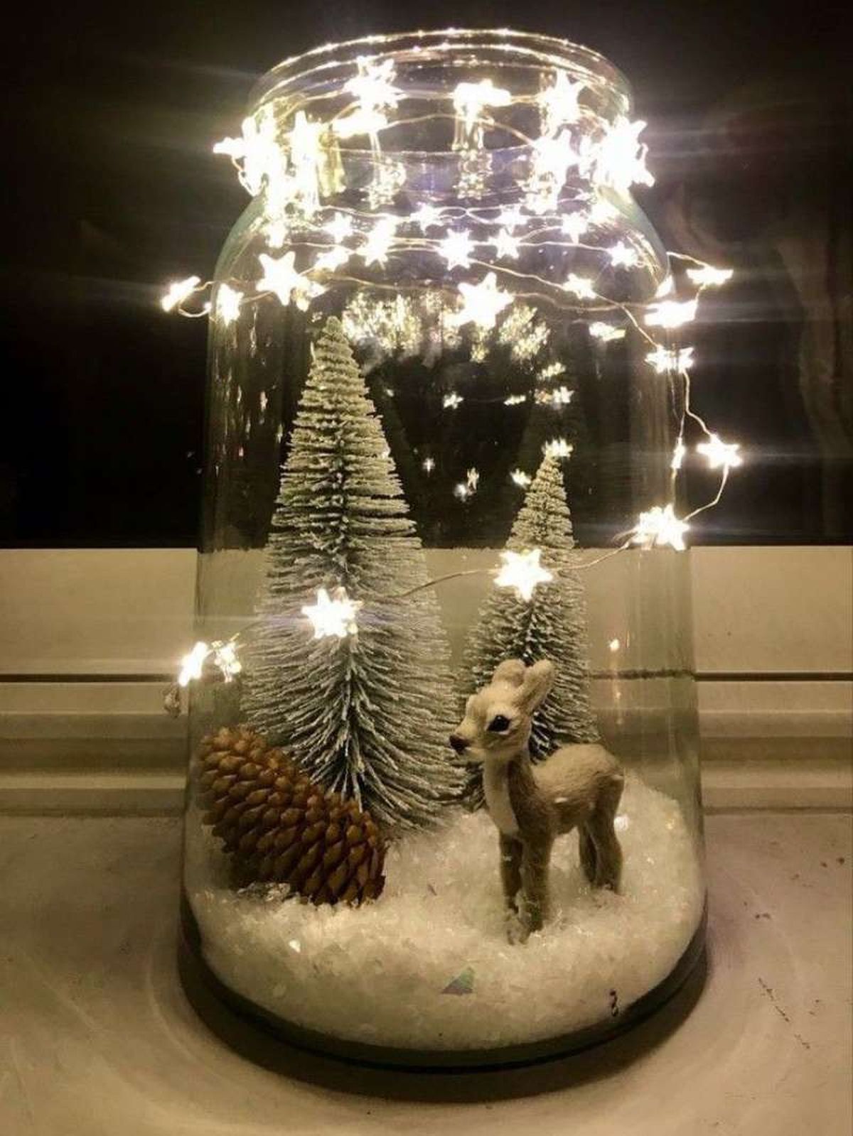 Jarrón decorado con escenario navideño.