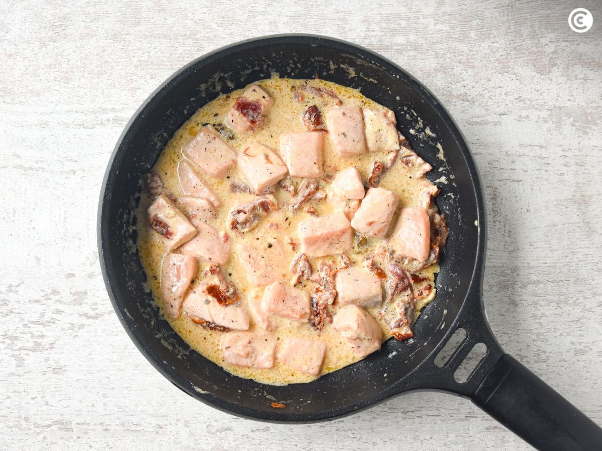 Salmón en salsa para los espaguetis