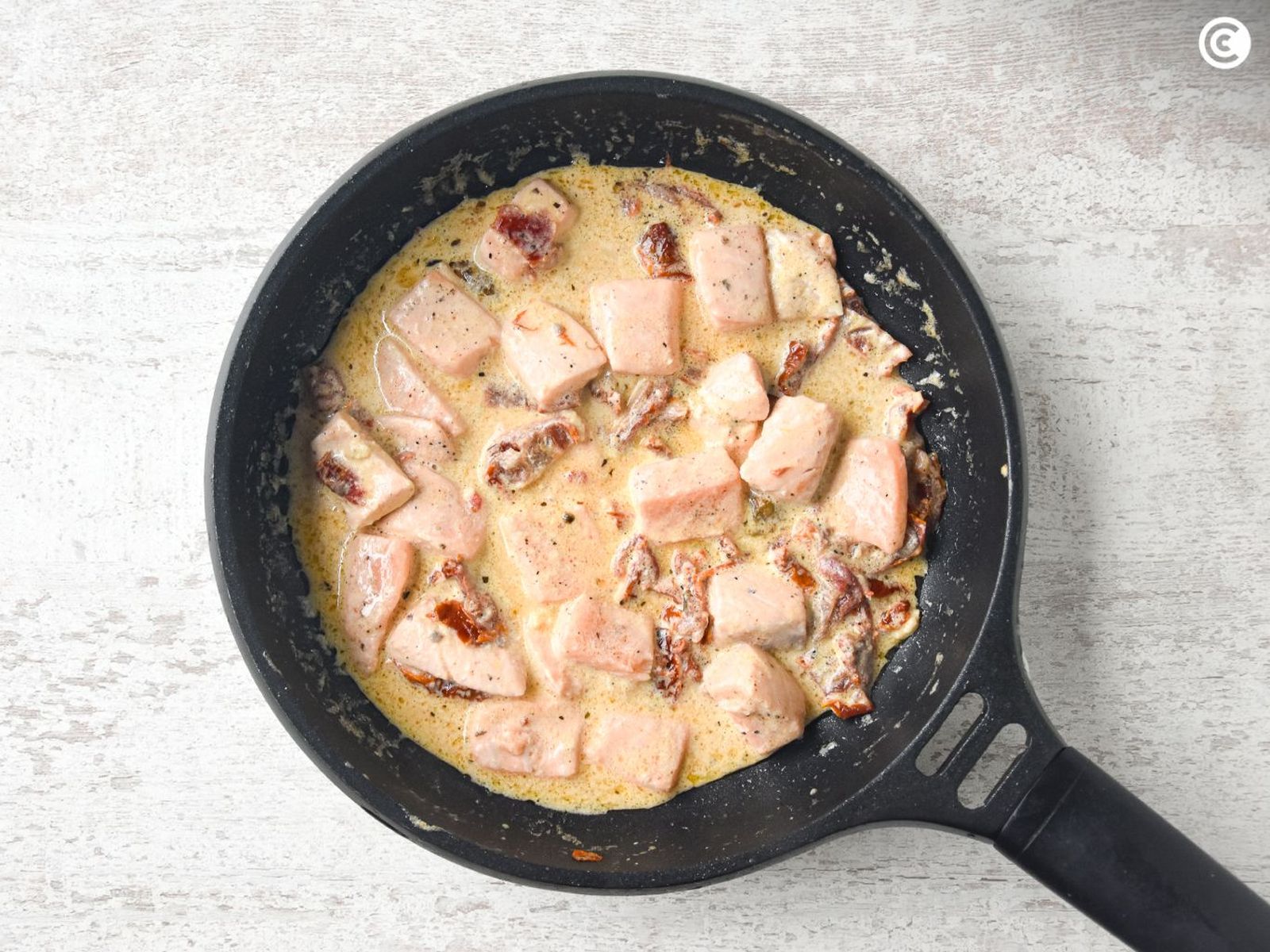 Salmón en salsa para los espaguetis