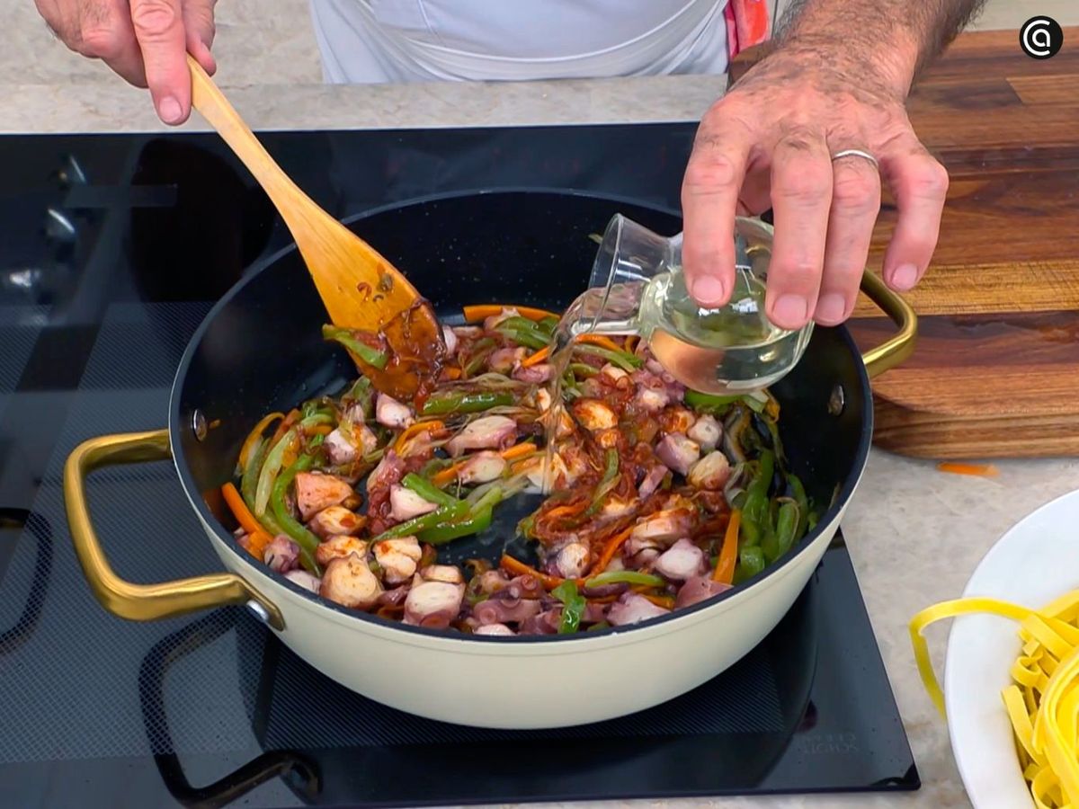 Preparar el pulpo para los tallarines