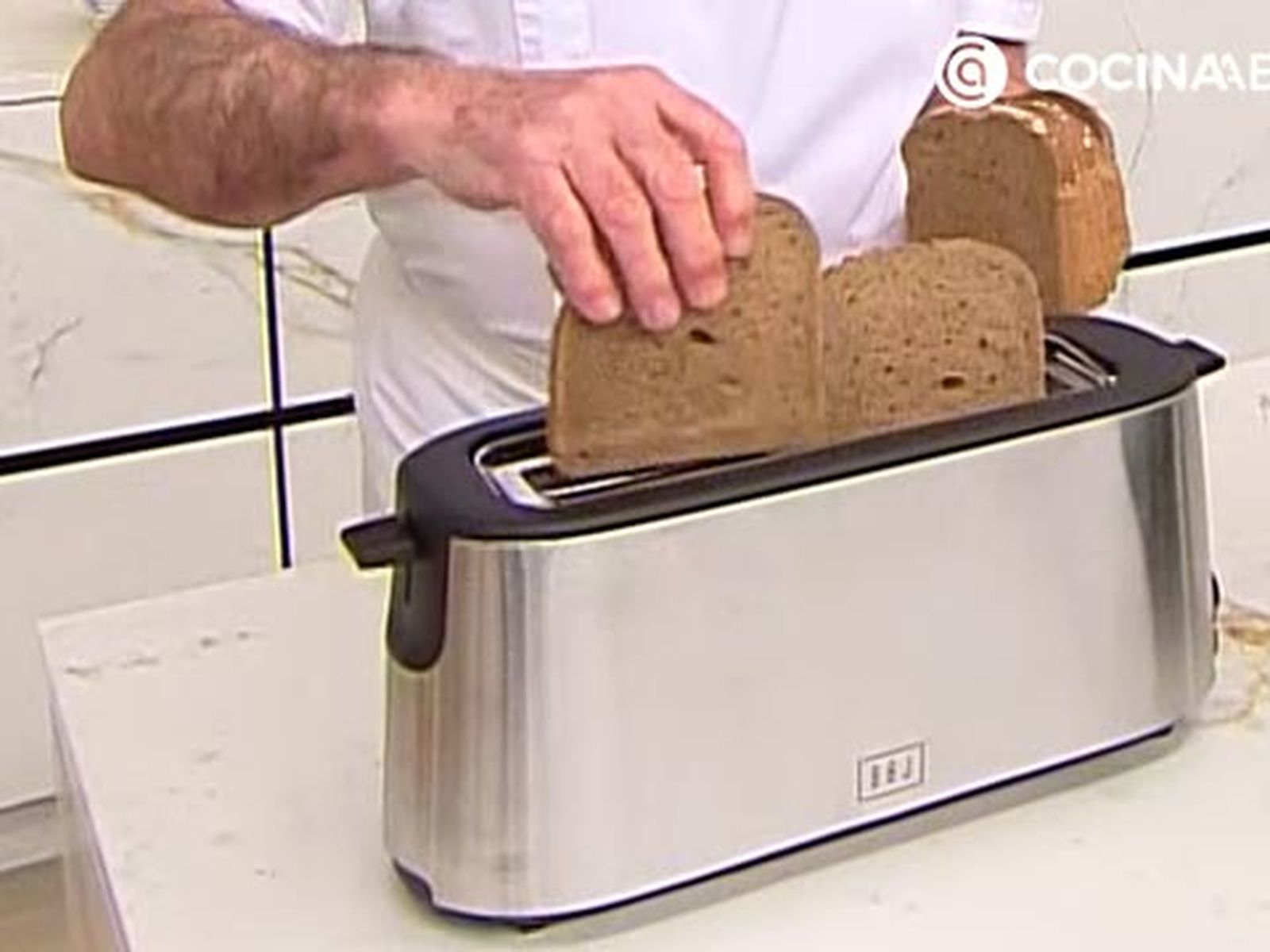 Tuesta bien el pan por ambos lado en la tostadora sandwich frances croque madame gratinado con huevo receta karlos arguinano karl67600321 paso1