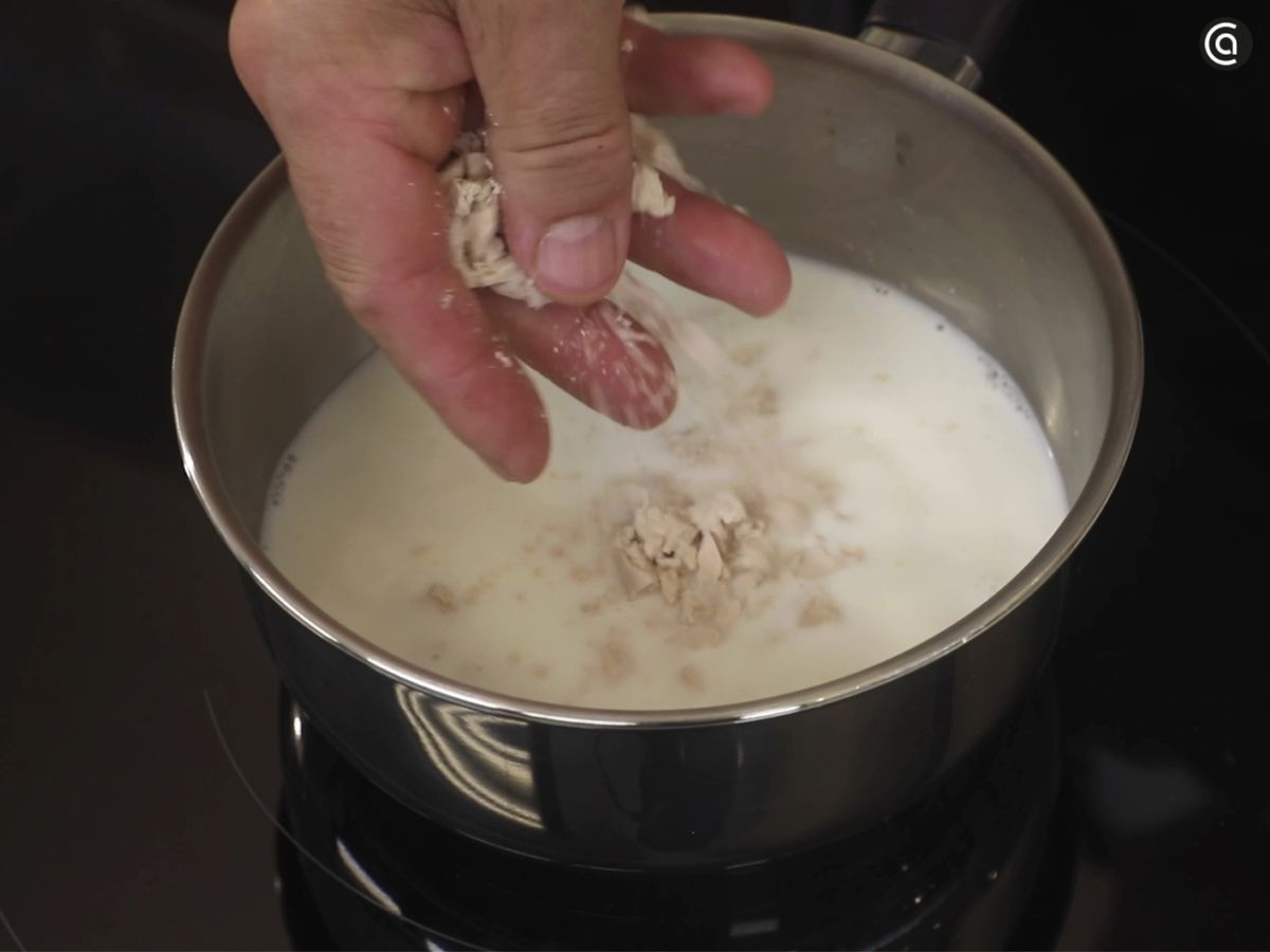 Desmenuza la levadura en la leche templada