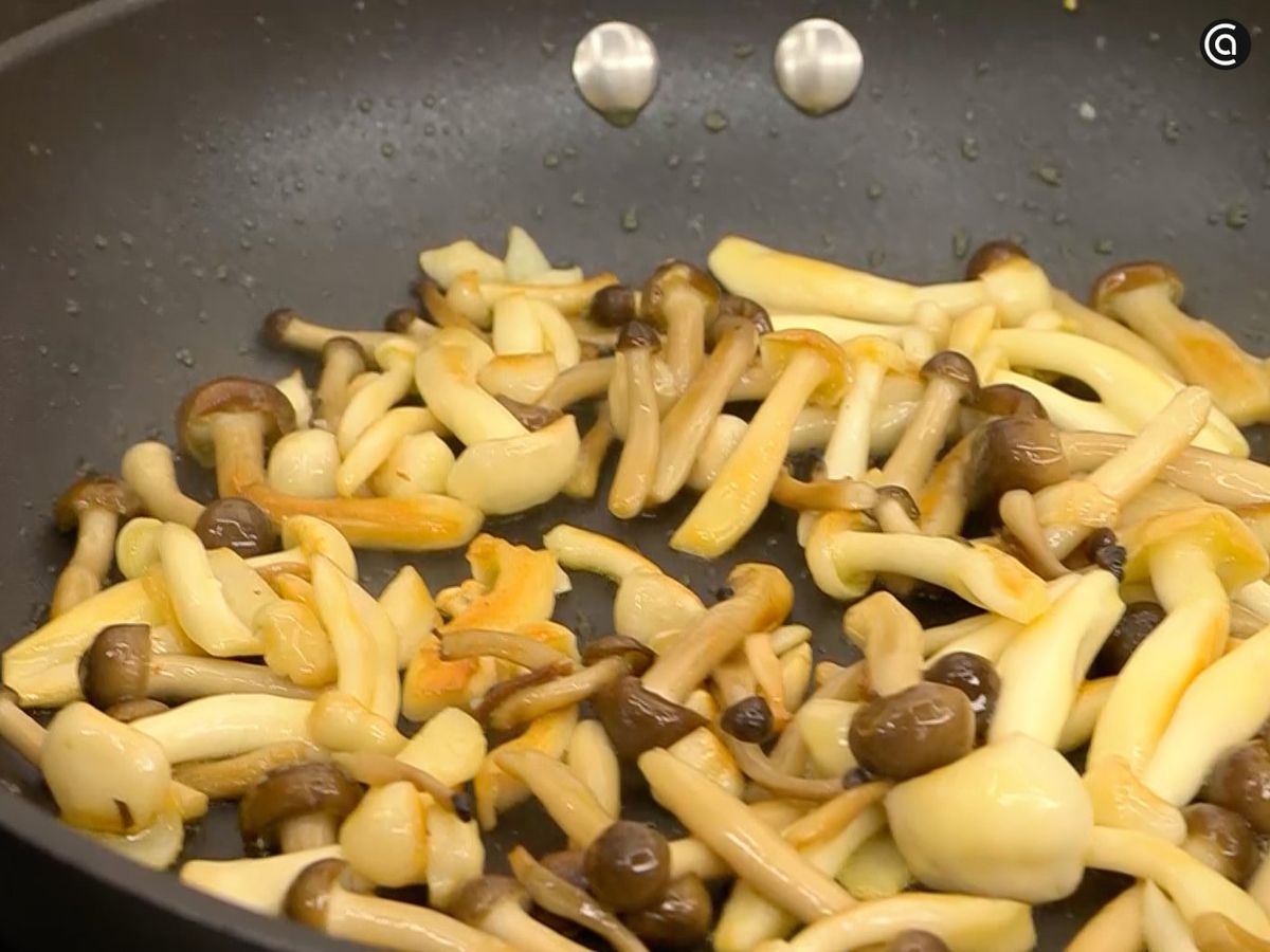 Saltea las setas con un ajo de diente laminado