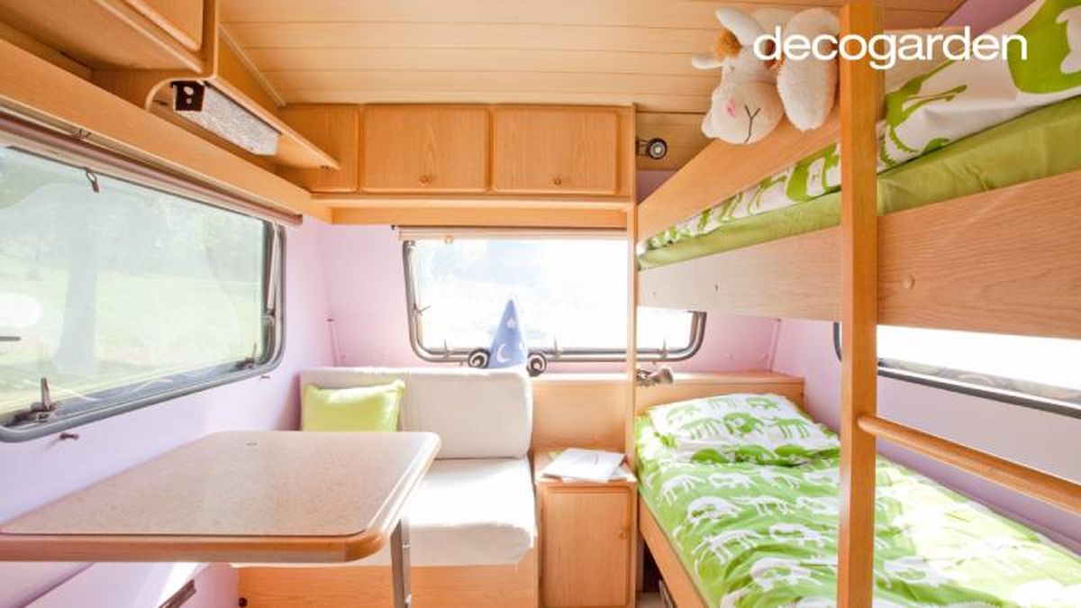 Interior de una caravana reformada.