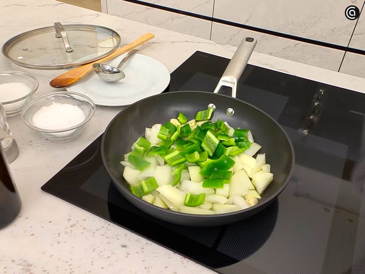 Rehoga cebolla y pimientos