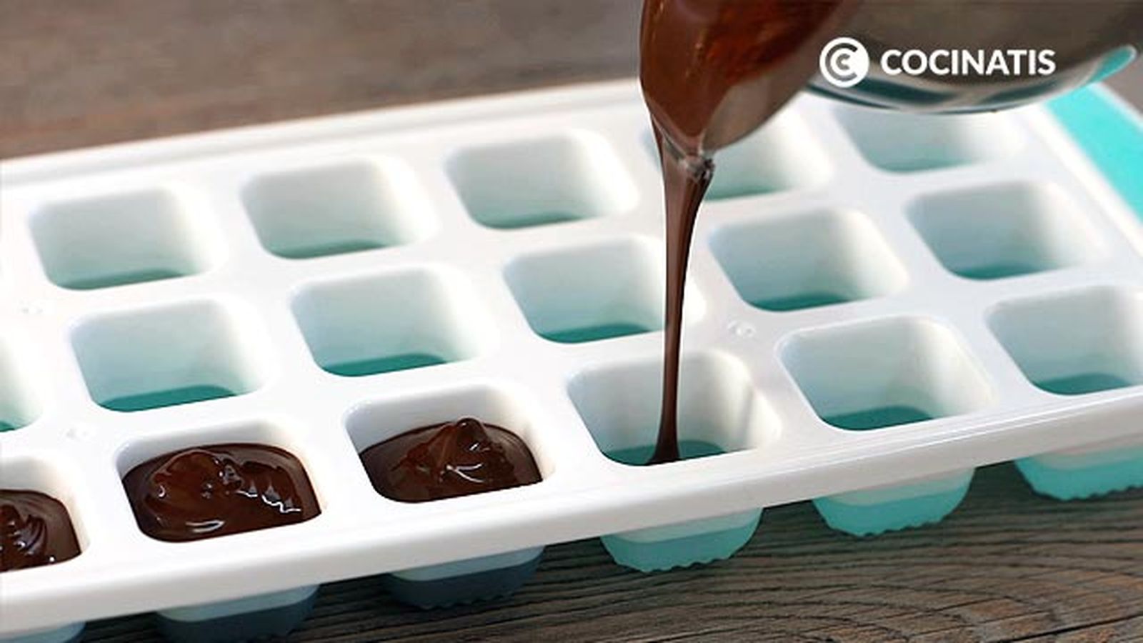Rellena las cubiteras con el chocolate Receta de bocados de chocolate y frutos secos  paso 3
