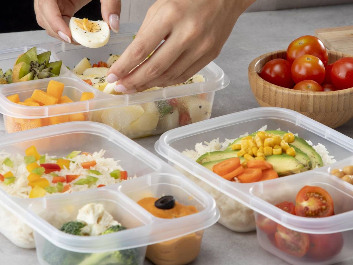 Preparar varias raciones de comida en tuppers te ayuda a ahorrar tiempo.