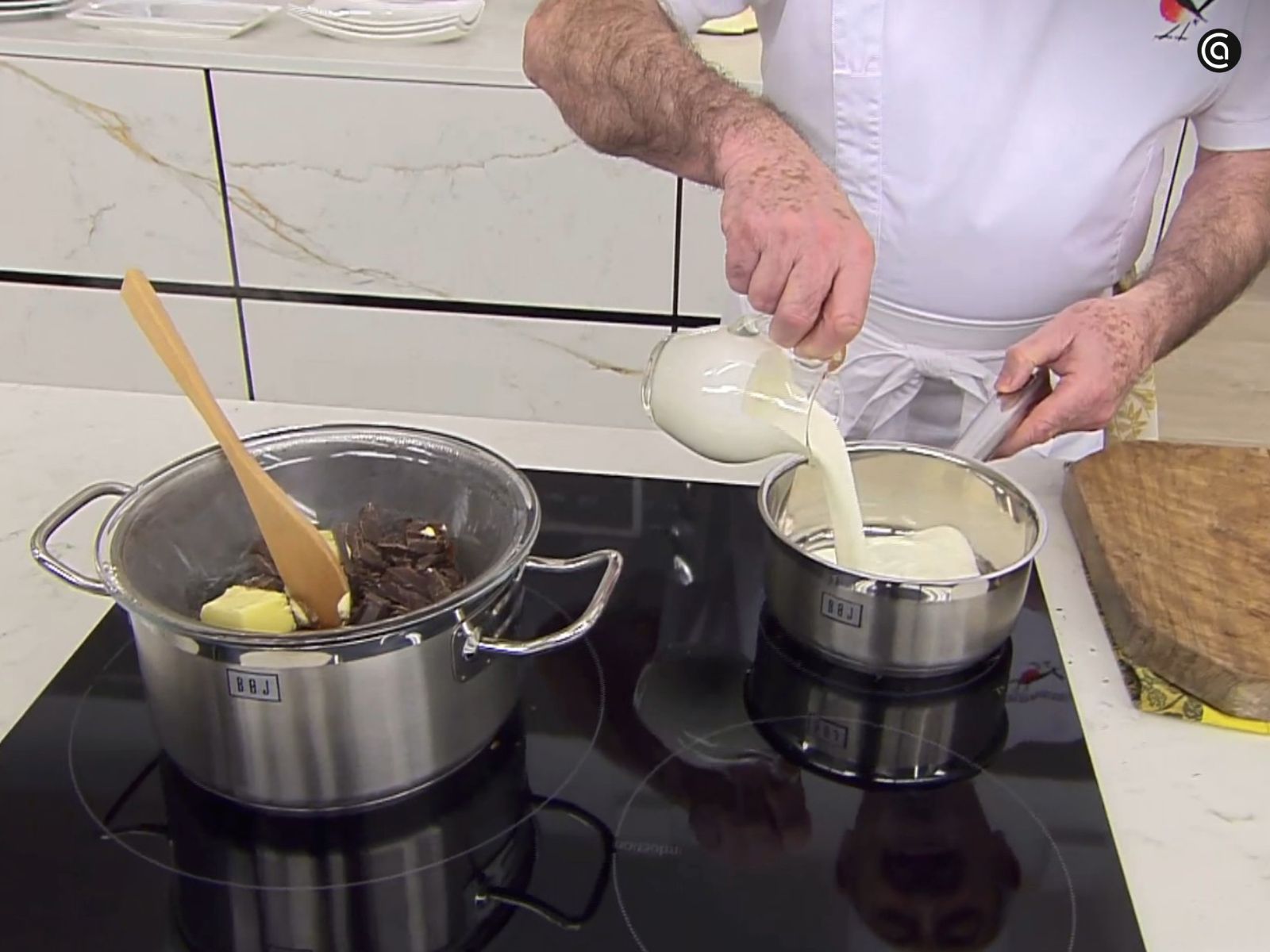 Funde el chocolate al baño maría y calienta la nata