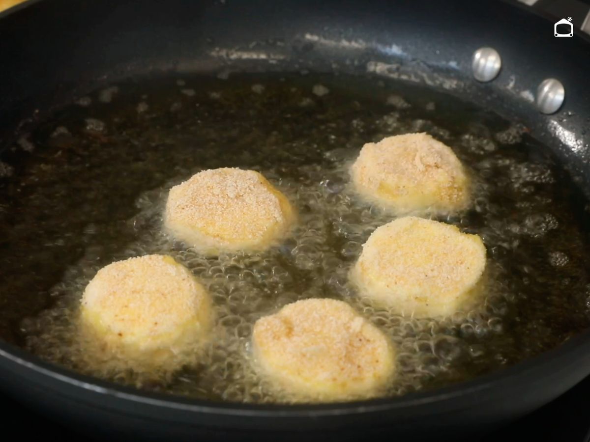 Fríe las rodajas de queso en aceite bien caliente