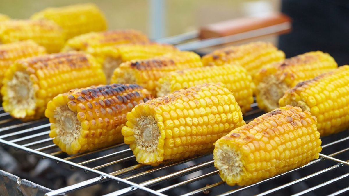 Mazorcas de maíz en barbacoa