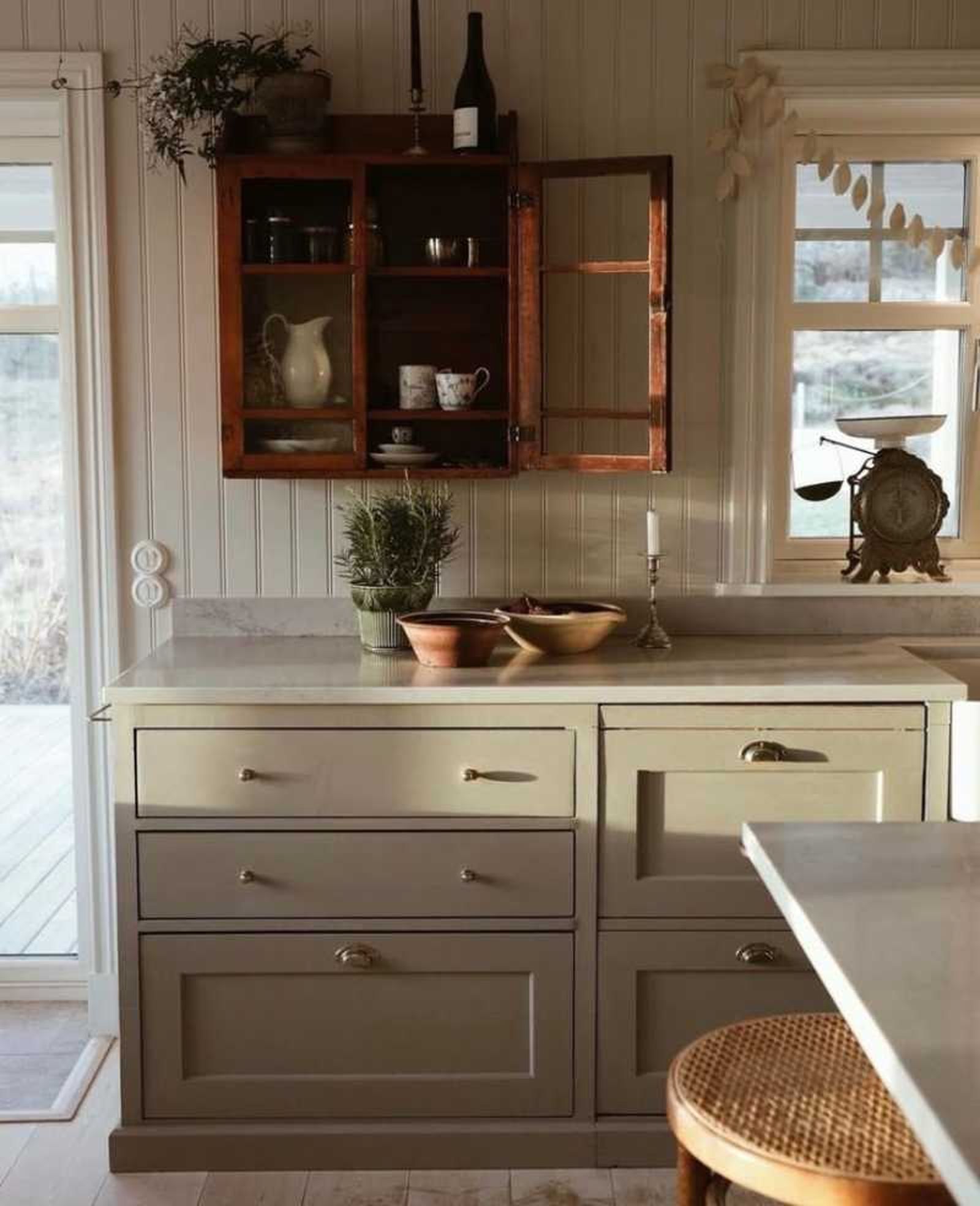 Cocina de estilo shaker decoradada con plantas. Cocina de estilo shaker decoradada con plantas.