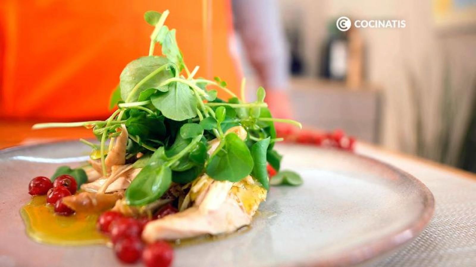 Sirve la ensalada de perdiz en escabeche Sirve la ensalada de perdiz en escabeche