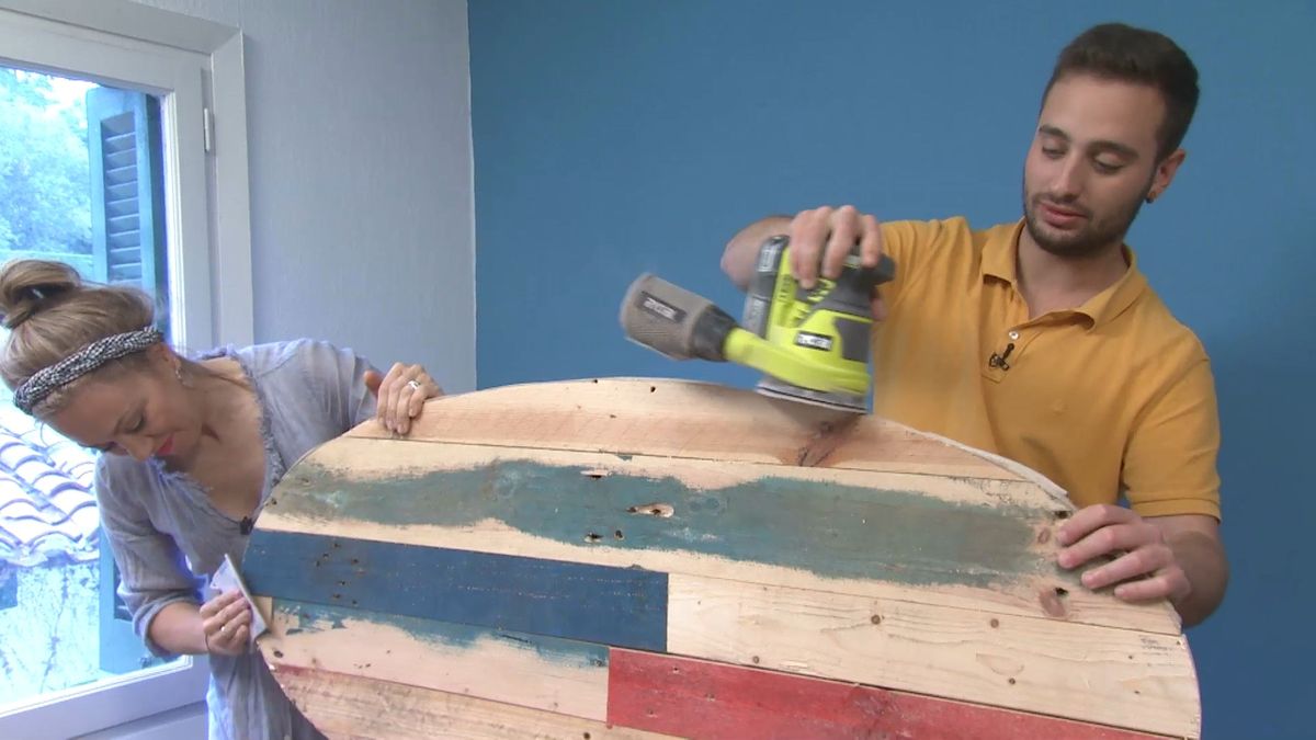 Deco739 Salón moderno con estantería de pales paso 4