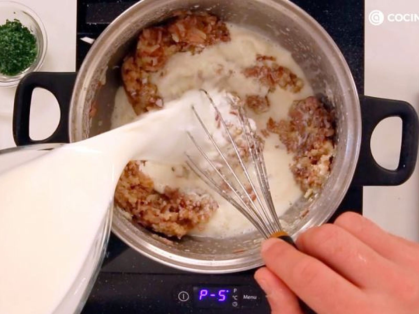 Incorpora la leche poco a poco mientras remueves croquetas jamon paso 2