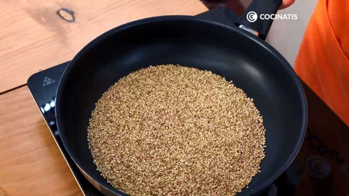 Tostamos las semillas de sésamo en una sartén