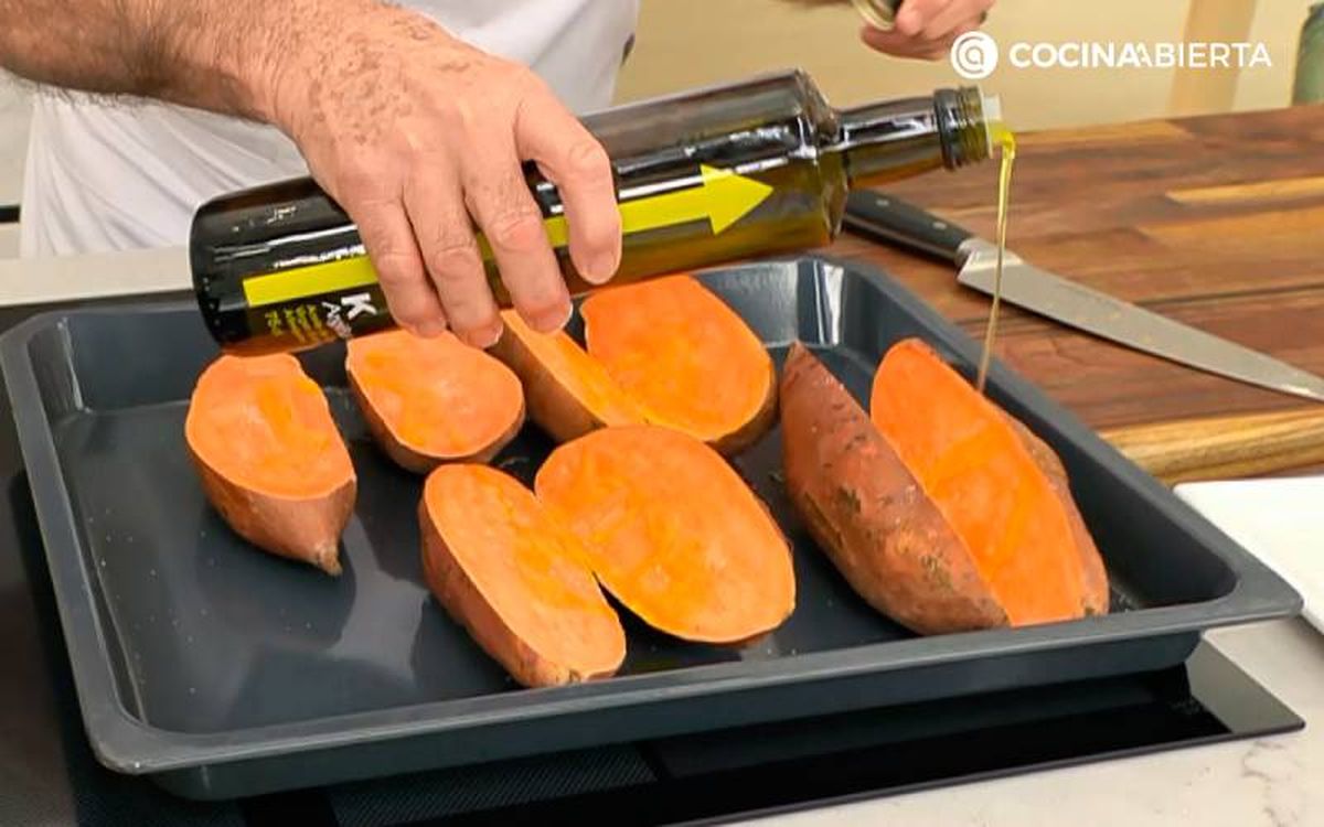 Elaboración de la receta de boniato con pollo y verduras - Hornea los boniatos cortados por la mitad