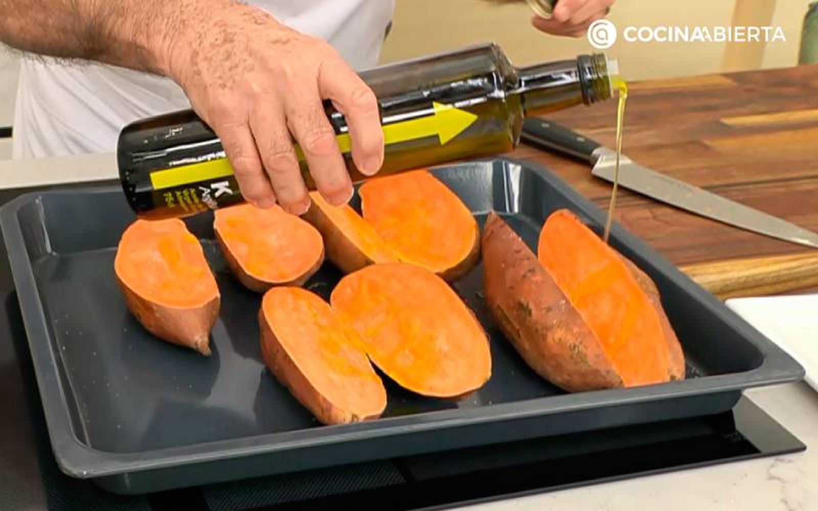 Elaboración de la receta de boniato con pollo y verduras - Hornea los boniatos cortados por la mitad Elaboración de la receta de boniato con pollo y verduras - Hornea los boniatos cortados por la mitad
