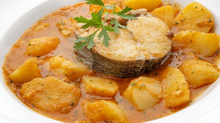 Merluza con patatas guisadas