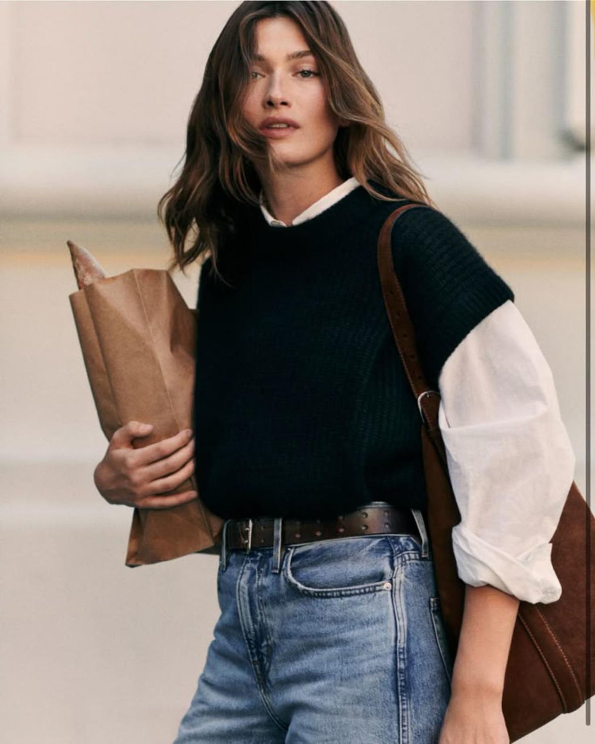 Chaleco negro con camisa blanca.