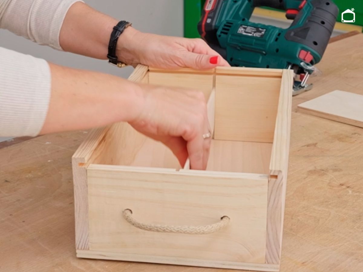 Retira el separador interior de la caja de vino