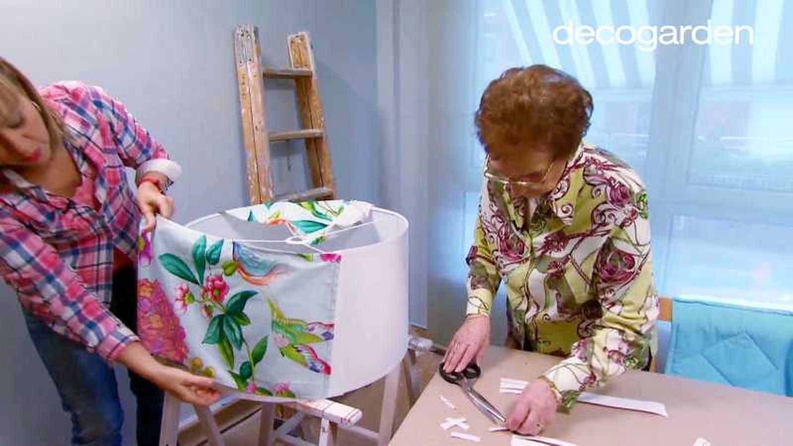 Paso cuatro para personalizar una pantalla de lámpara con tela. Paso cuatro para personalizar una pantalla de lámpara con tela.