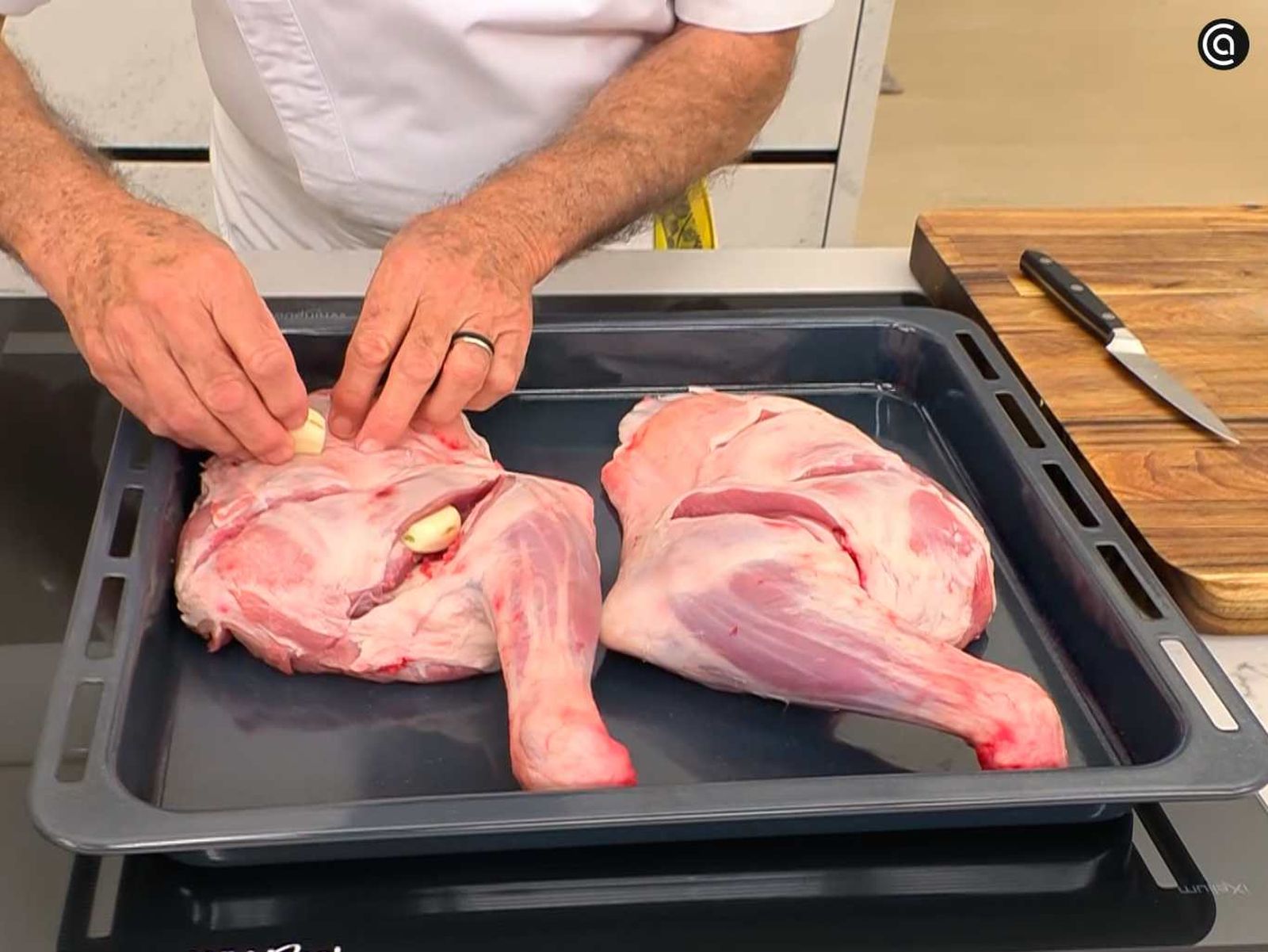 Cocina la paletilla de cordero en el horno Cocina la paletilla de cordero en el horno