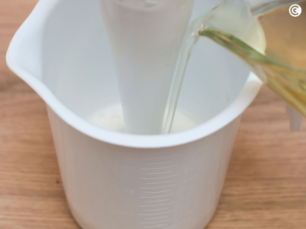 Agregar el aceite en un hilo a la mayonesa vegana