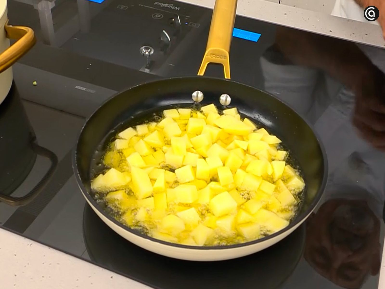 Dora las patatas en aceite caliente