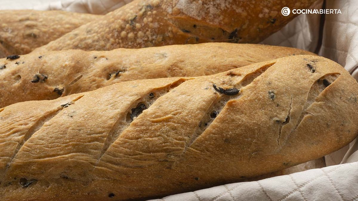 El pan de olivas negras es una receta de origen griego