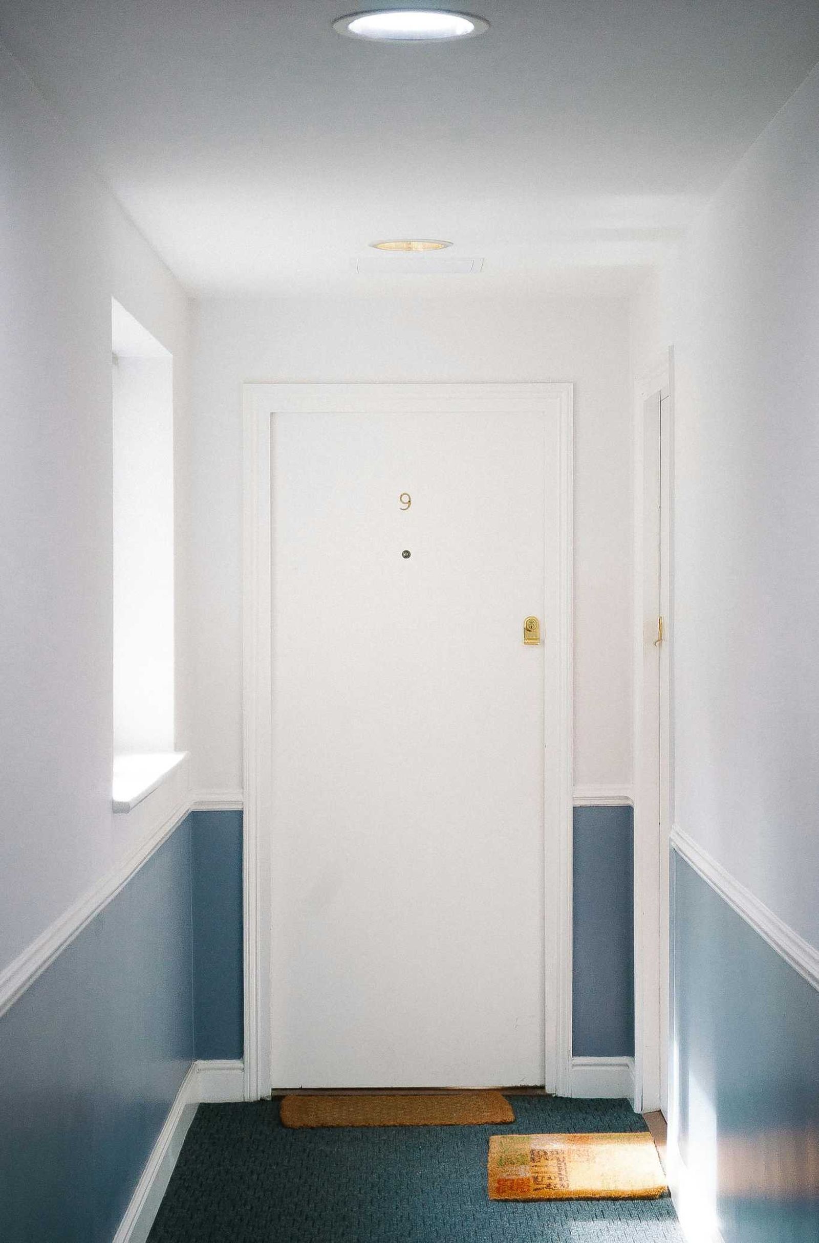 Cierra las puertas de zonas en obra y coloca felpudos.