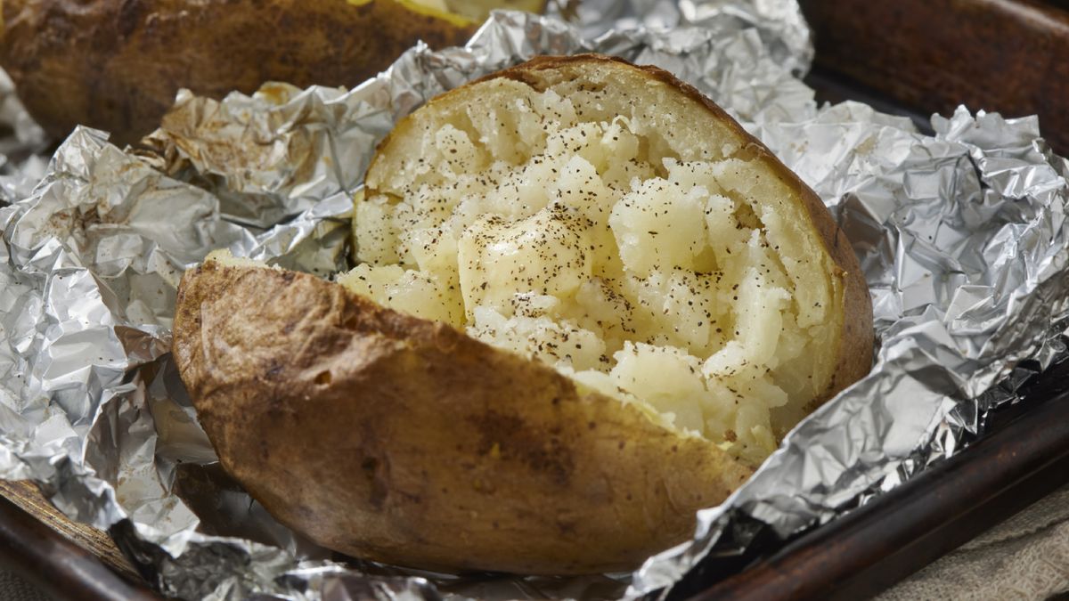 Las jacket potatoes, asadas entre brasas y servidas con mantequilla y queso, resumen el espíritu reconfortante de la Bonfire Night.