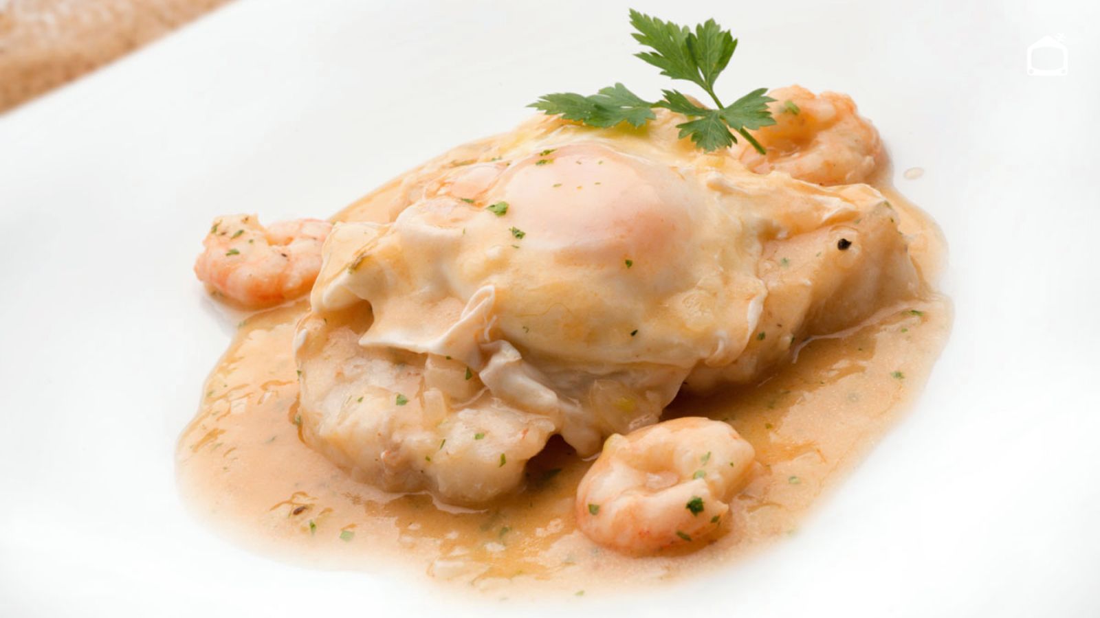 Huevos escalfados, rape y gambas en una deliciosa salsa marinera