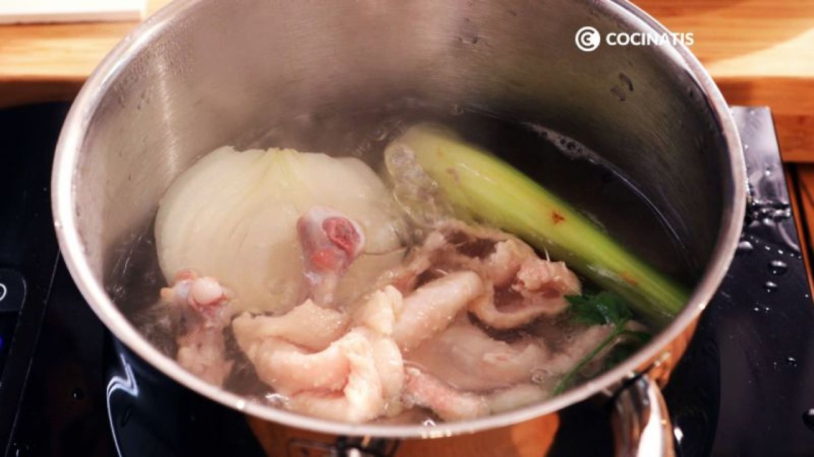 Cocemos los ingredientes del caldo Cocemos los ingredientes del caldo
