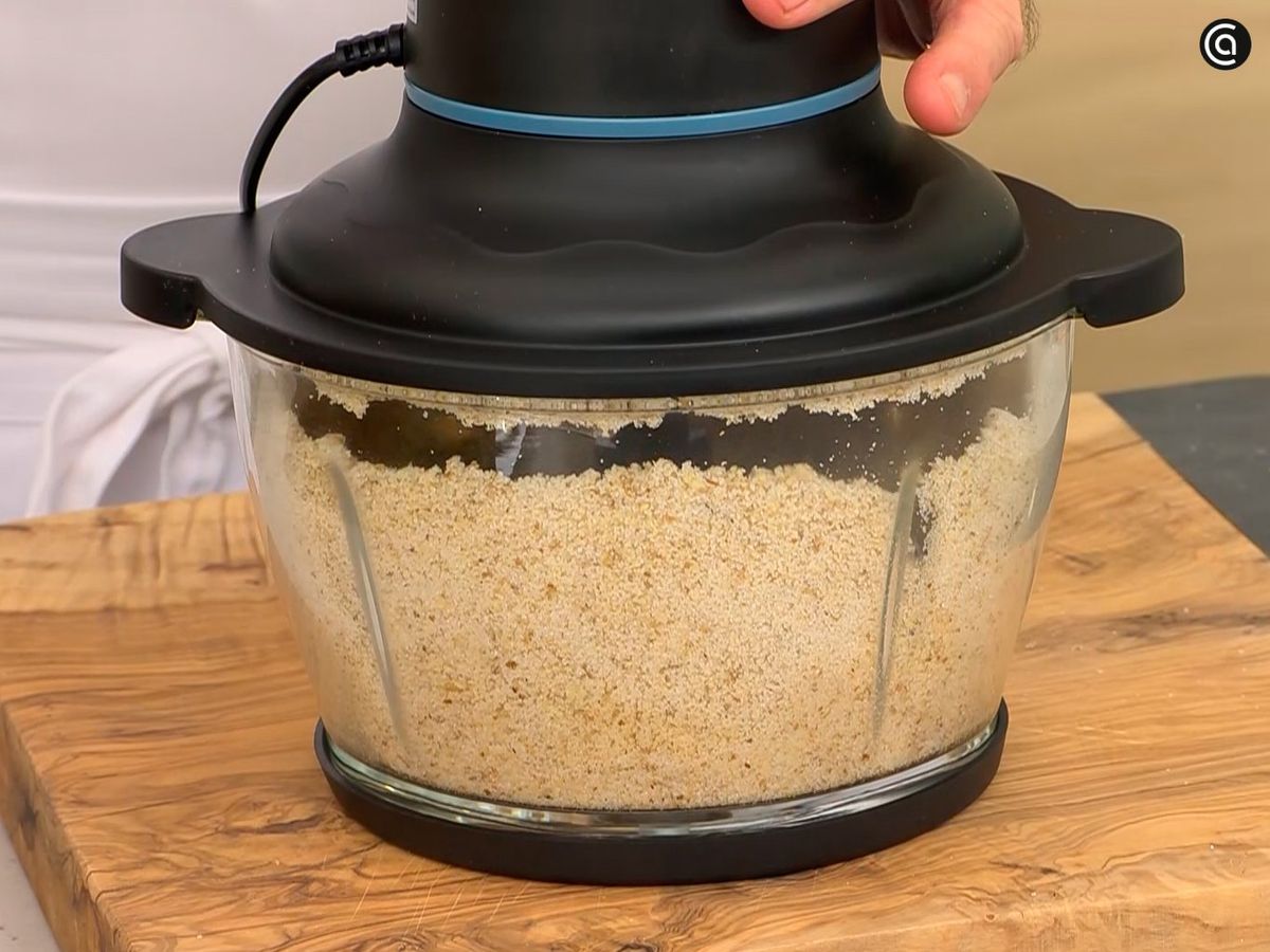 Tritura las nueces con azúcar hasta obtener una mezcla fina