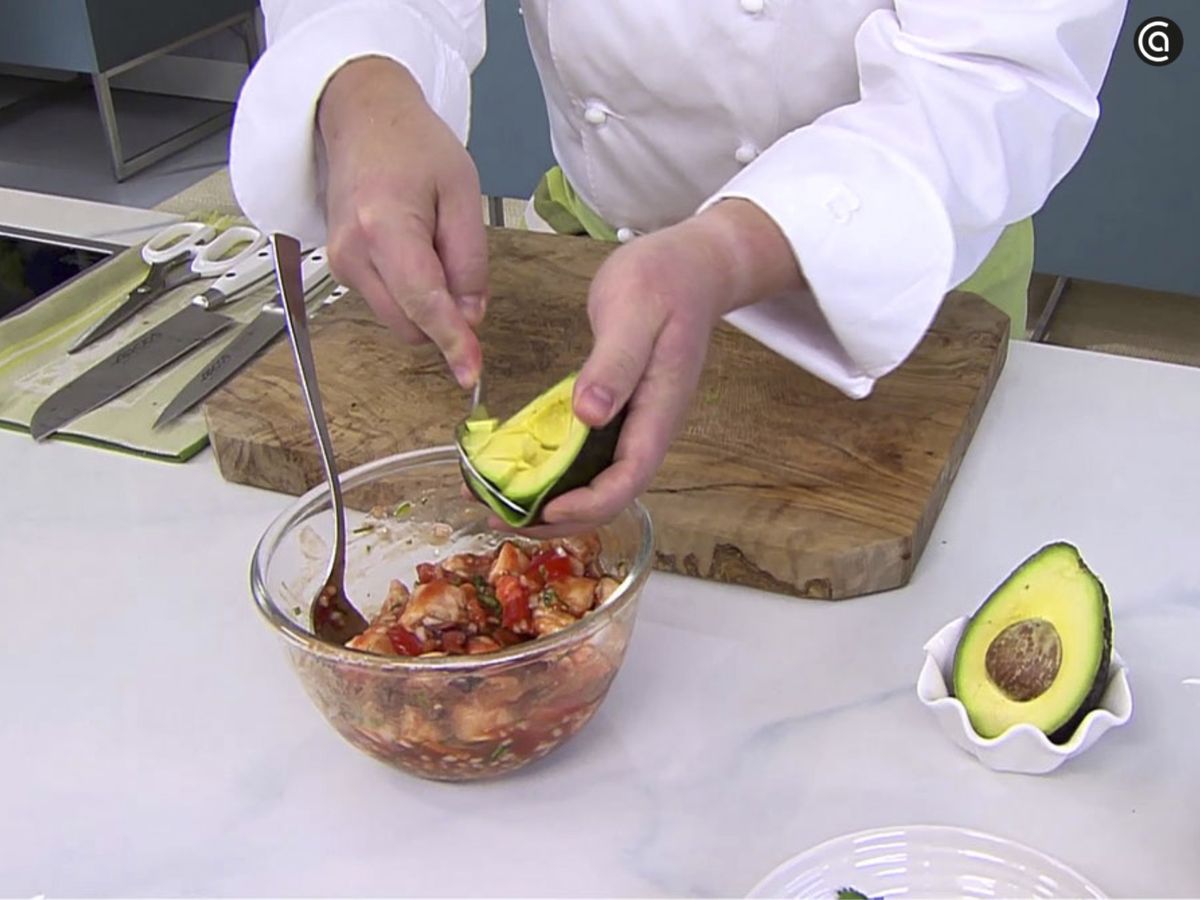 Agrega el aguacate cortado en cuadraditos